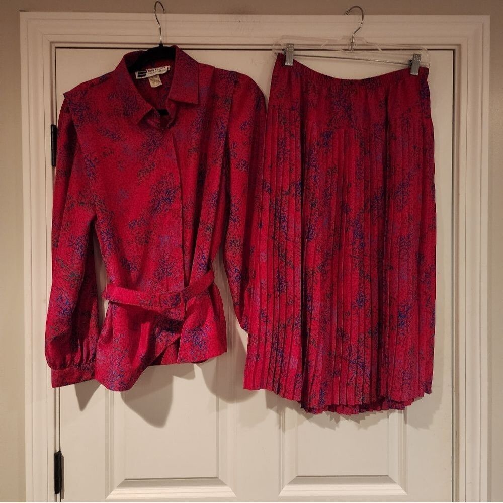 Vintage Don Elliot red silky satin feel top and skirt set Size 12